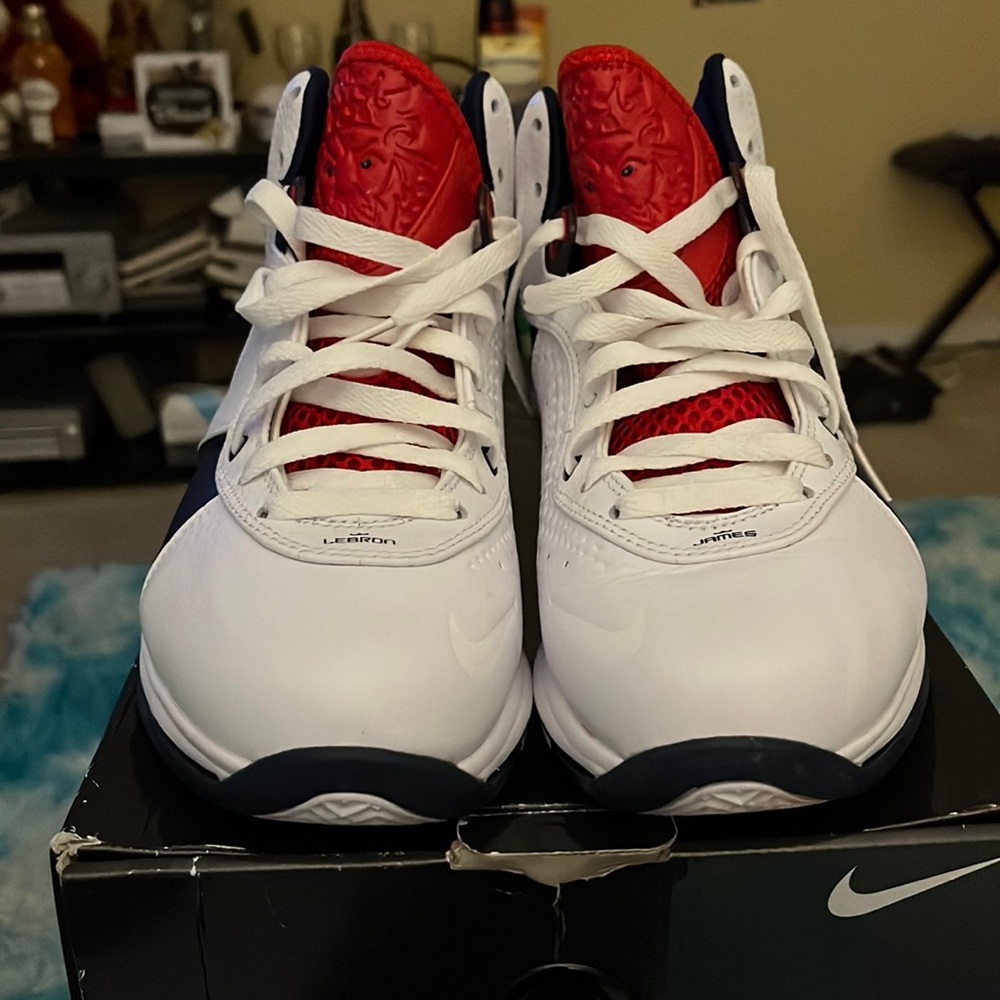 Lebron 8-417098-100 size 8 slightly used